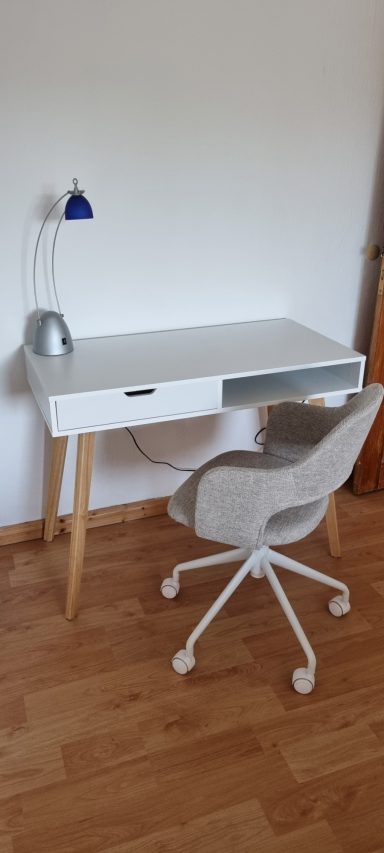 Schreibtisch mit Bürostuhl