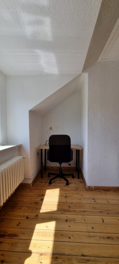 Schreibtisch mit Bürostuhl