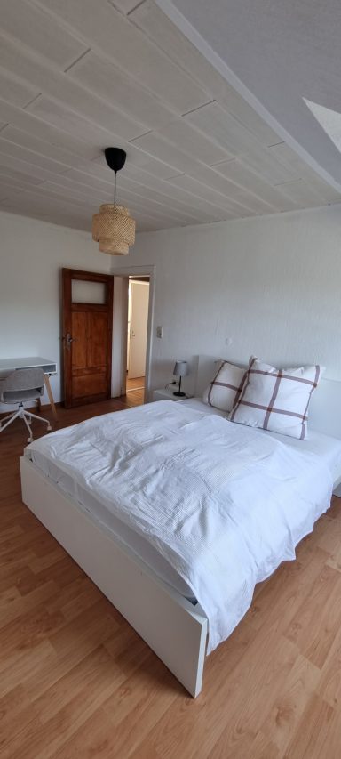 Schlafzimmer mit Doppelbett