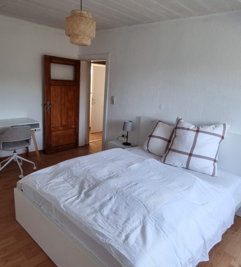 Schlafzimmer mit Doppelbett