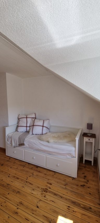 Schlafcouch unter Dachschräge